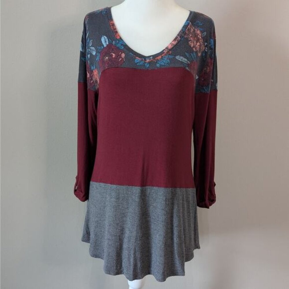 Maurices 24/7 Colorblock Floral Tunic Top Size Small Burgundy Gray High Low Hem